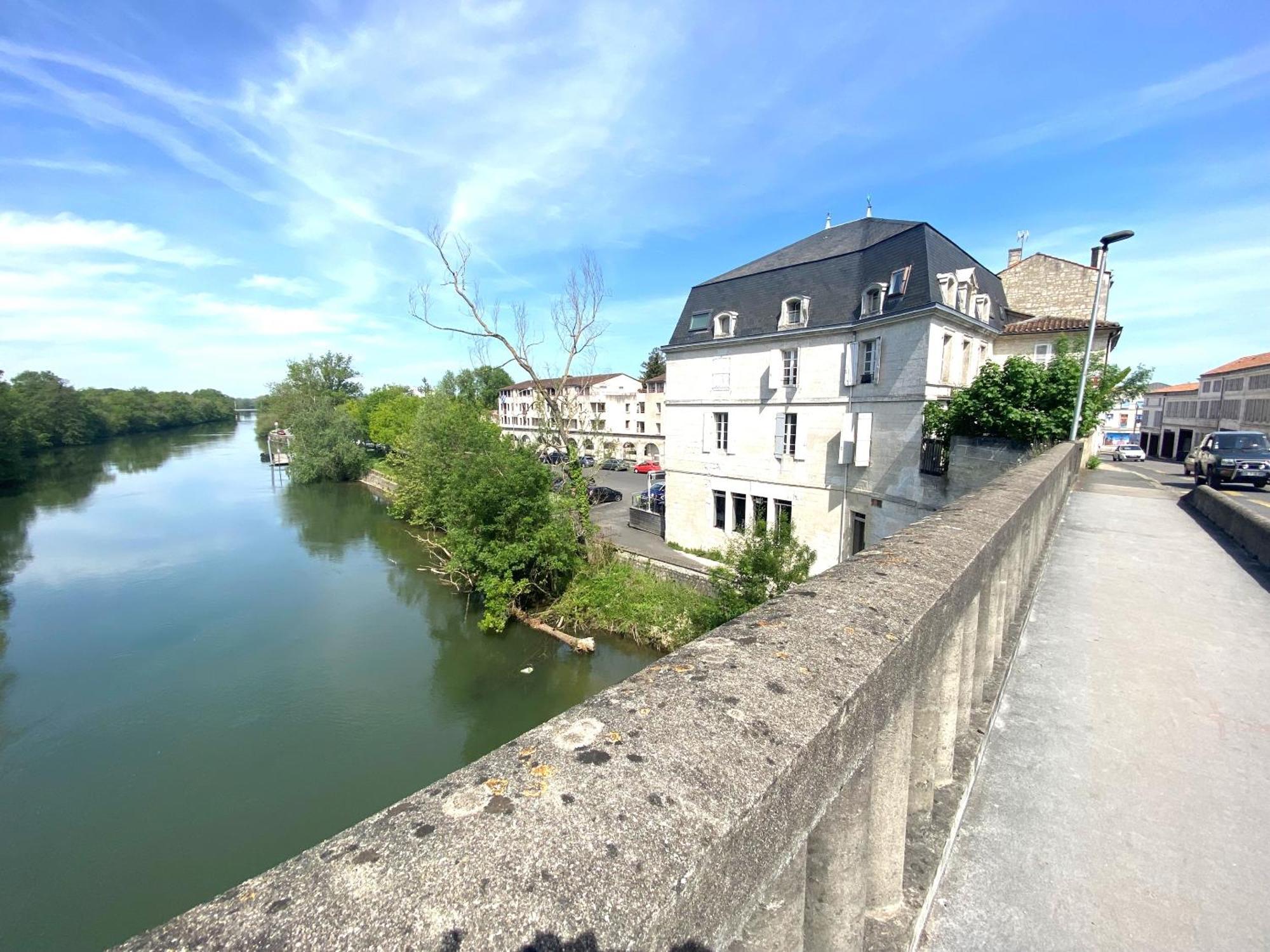 Confortable T2 sur les rives de la Charente Angoulême Extérieur photo